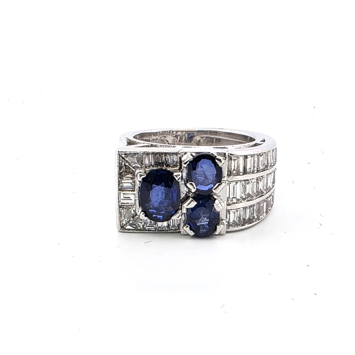 Bague Tank en or blanc, saphirs et diamants