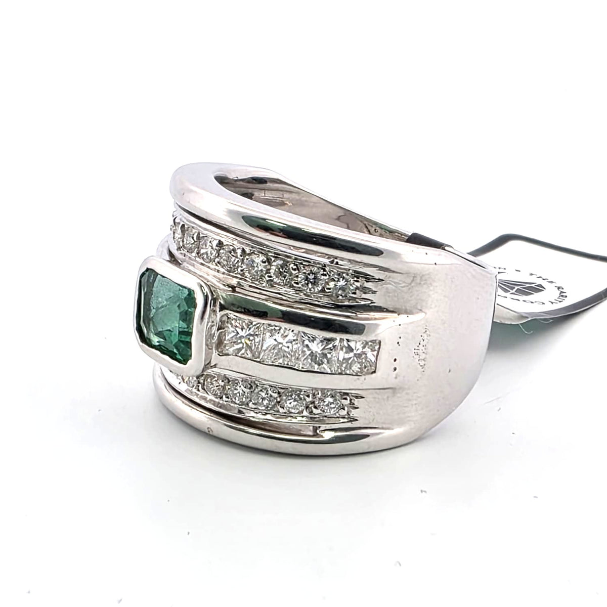 Bague en or jaune, émeraude diamants