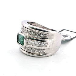 Bague en or jaune, émeraude diamants