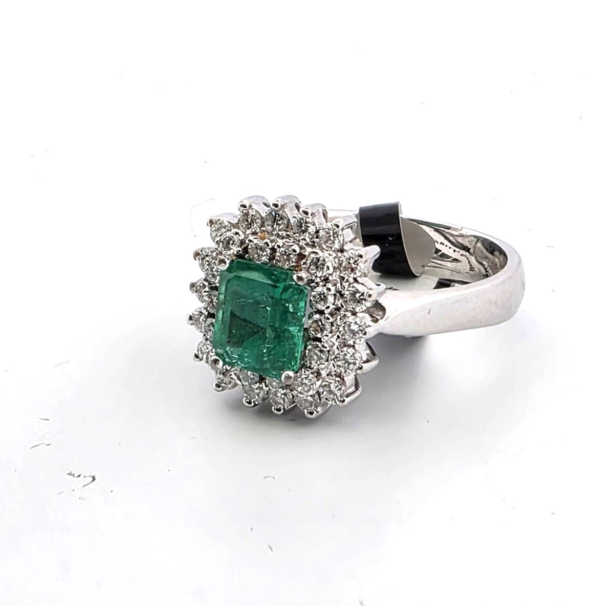 Bague Entourage en or blanc, émeraude et diamants