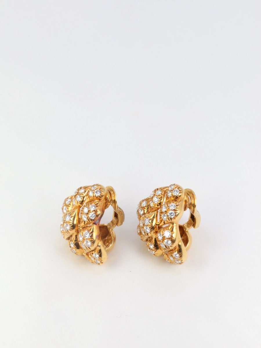 Clips d’oreilles pommes de pins en or et diamants, 1970 - Castafiore