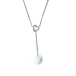 Collier CHANEL "Camélia" en or blanc, agate et diamants - Castafiore
