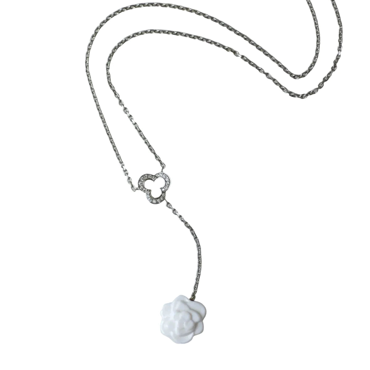 Collier CHANEL "Camélia" en or blanc, agate et diamants - Castafiore