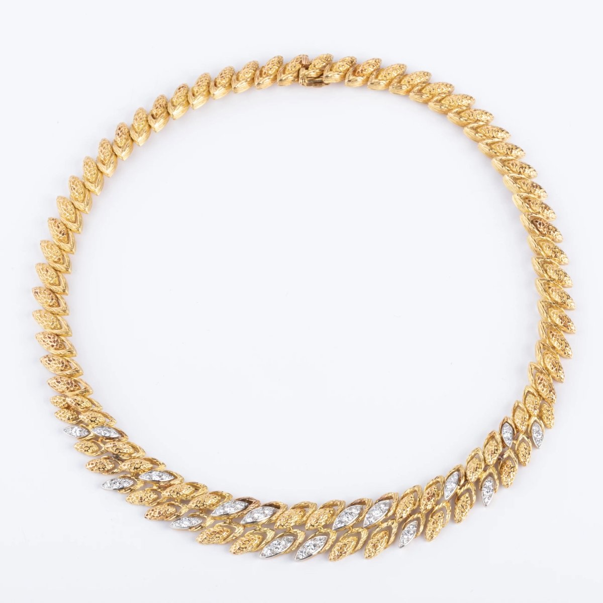 Collier or jaune,platine et diamants des années 1960 - Castafiore