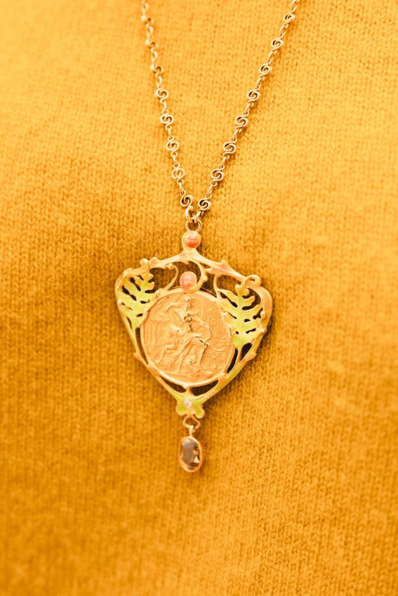 Collier Pendentif Art Nouveau HENRI VEVER en or jaune, émail et béryl - Castafiore