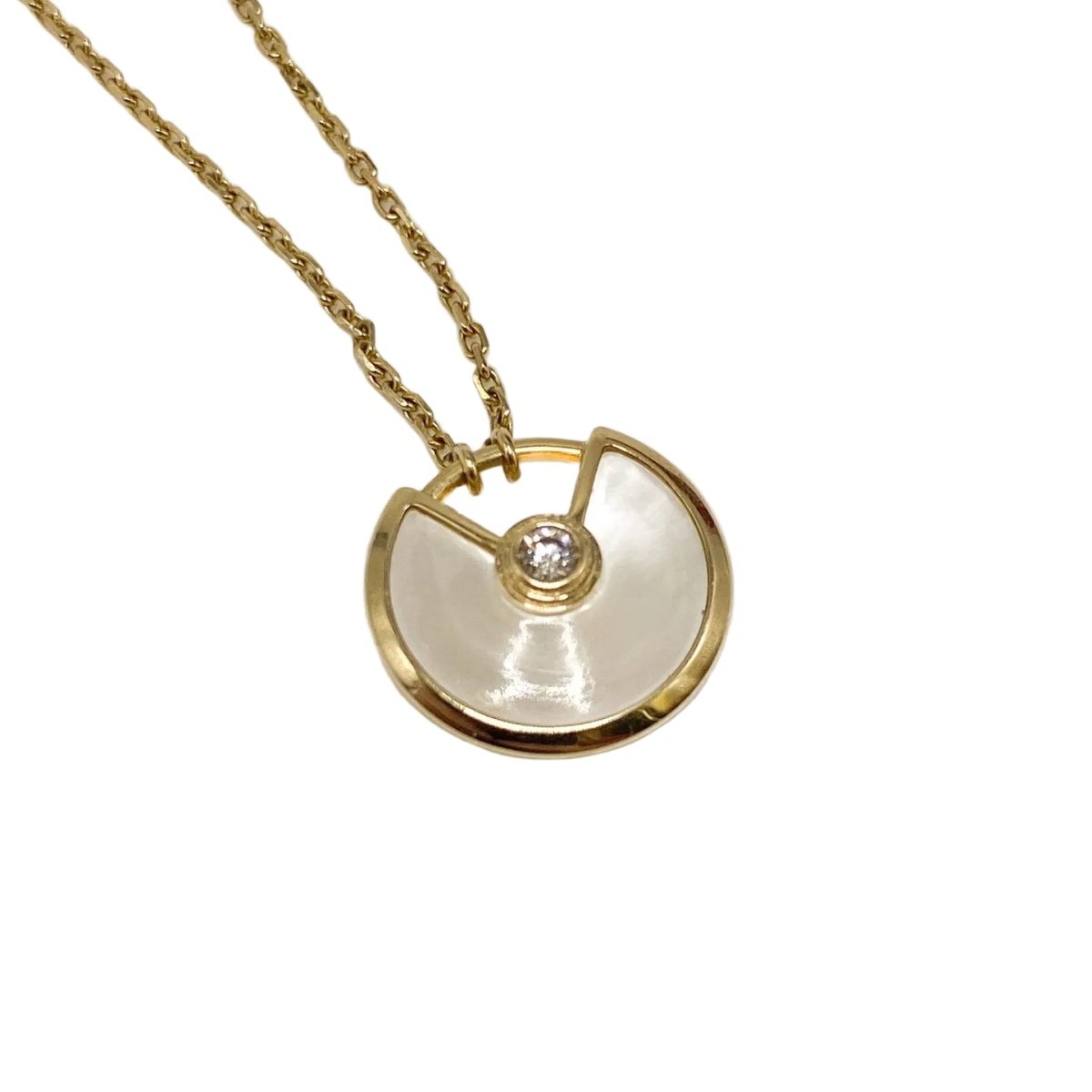 Collier Pendentif CARTIER "Amulette" en or jaune, nacre et diamants - Castafiore