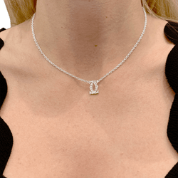 Collier Pendentif CARTIER "Double C" en or blanc et diamants - Castafiore
