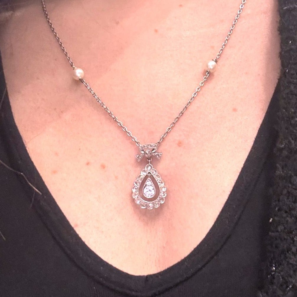 Collier Pendentif en or blanc, perles et diamants