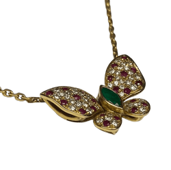 Collier Pendentif FRED "Papillon articulé" en or jaune, rubis, émeraude et diamants - Castafiore