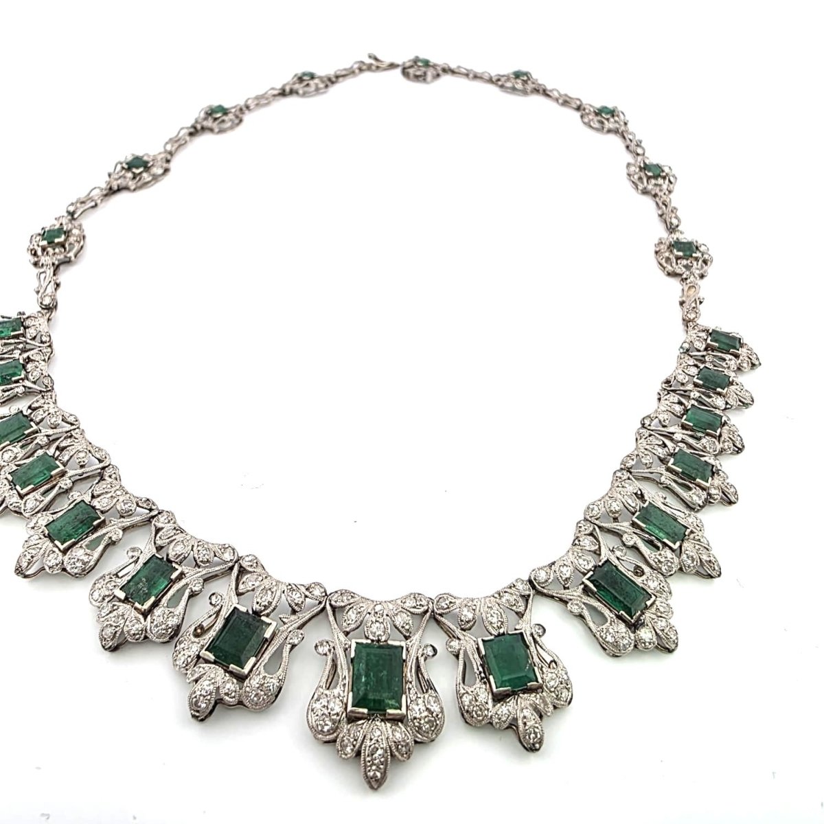 Collier Plastron en platine, émeraudes et diamants - Castafiore