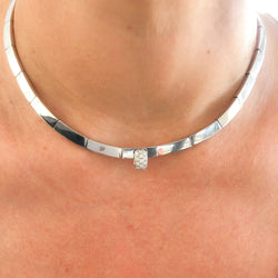 Collier rigide or gris de la maison Chaumet - Castafiore