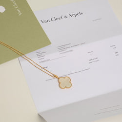 Collier Sautoir VAN CLEEF & ARPELS "Magic Alhambra" en or jaune et nacre - Castafiore
