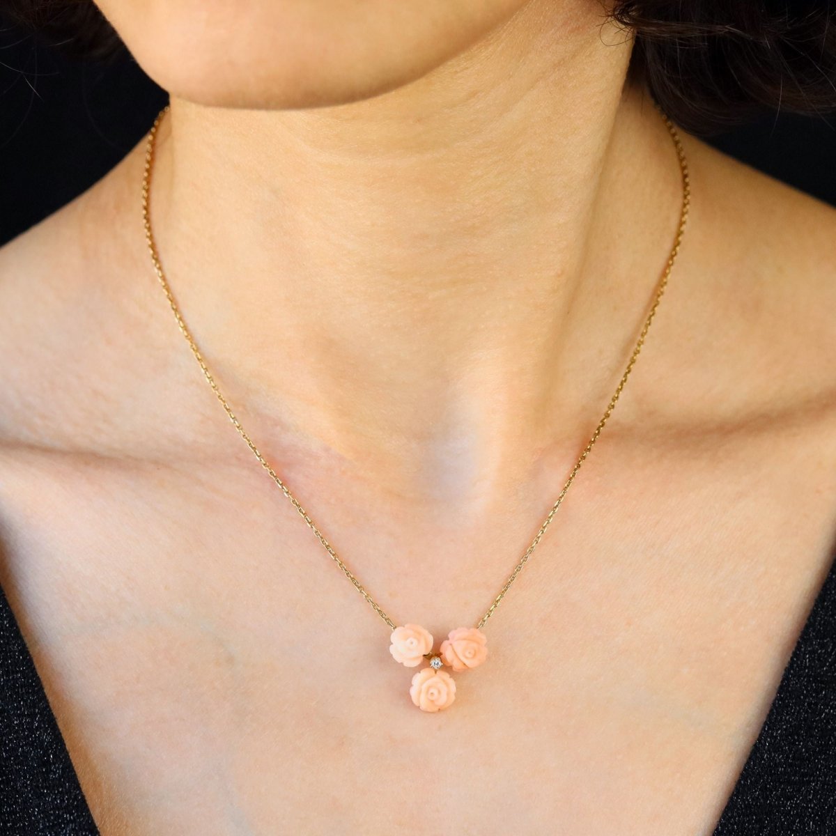 Collier trio de roses en or jaune et corail peau d'ange et diamant - Castafiore
