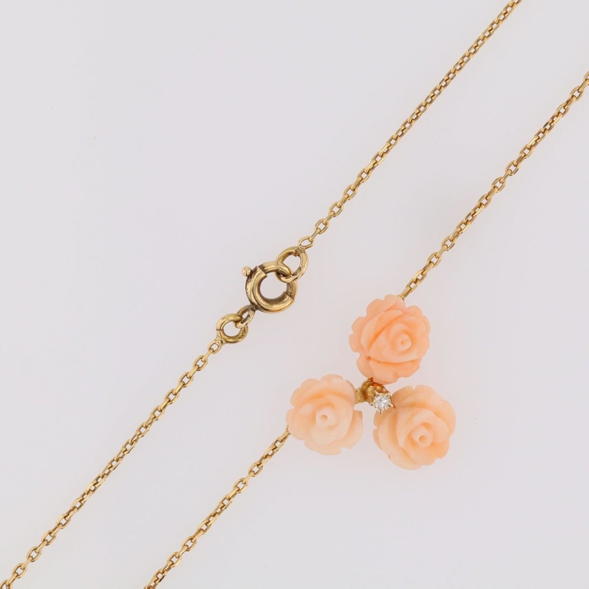 Collier trio de roses en or jaune et corail peau d'ange et diamant - Castafiore