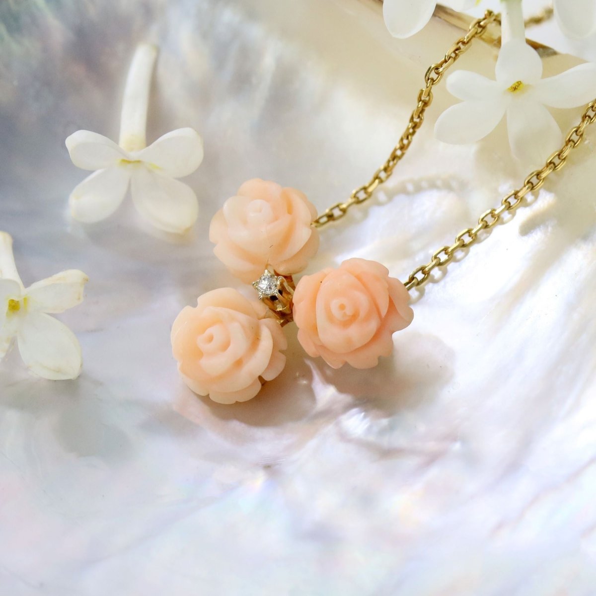 Collier trio de roses en or jaune et corail peau d'ange et diamant - Castafiore