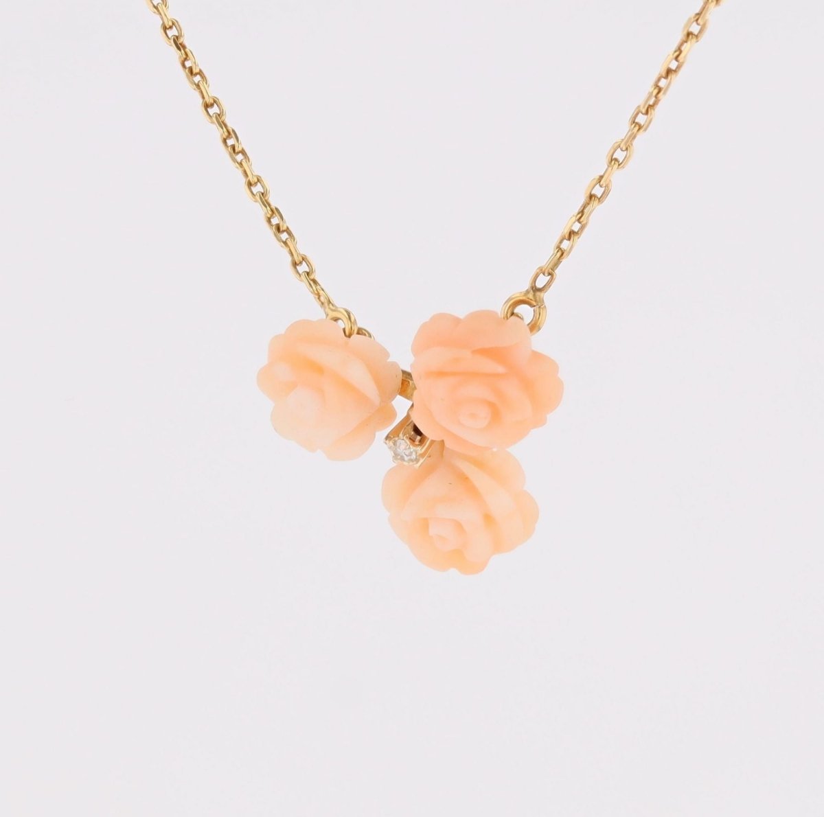 Collier trio de roses en or jaune et corail peau d'ange et diamant - Castafiore