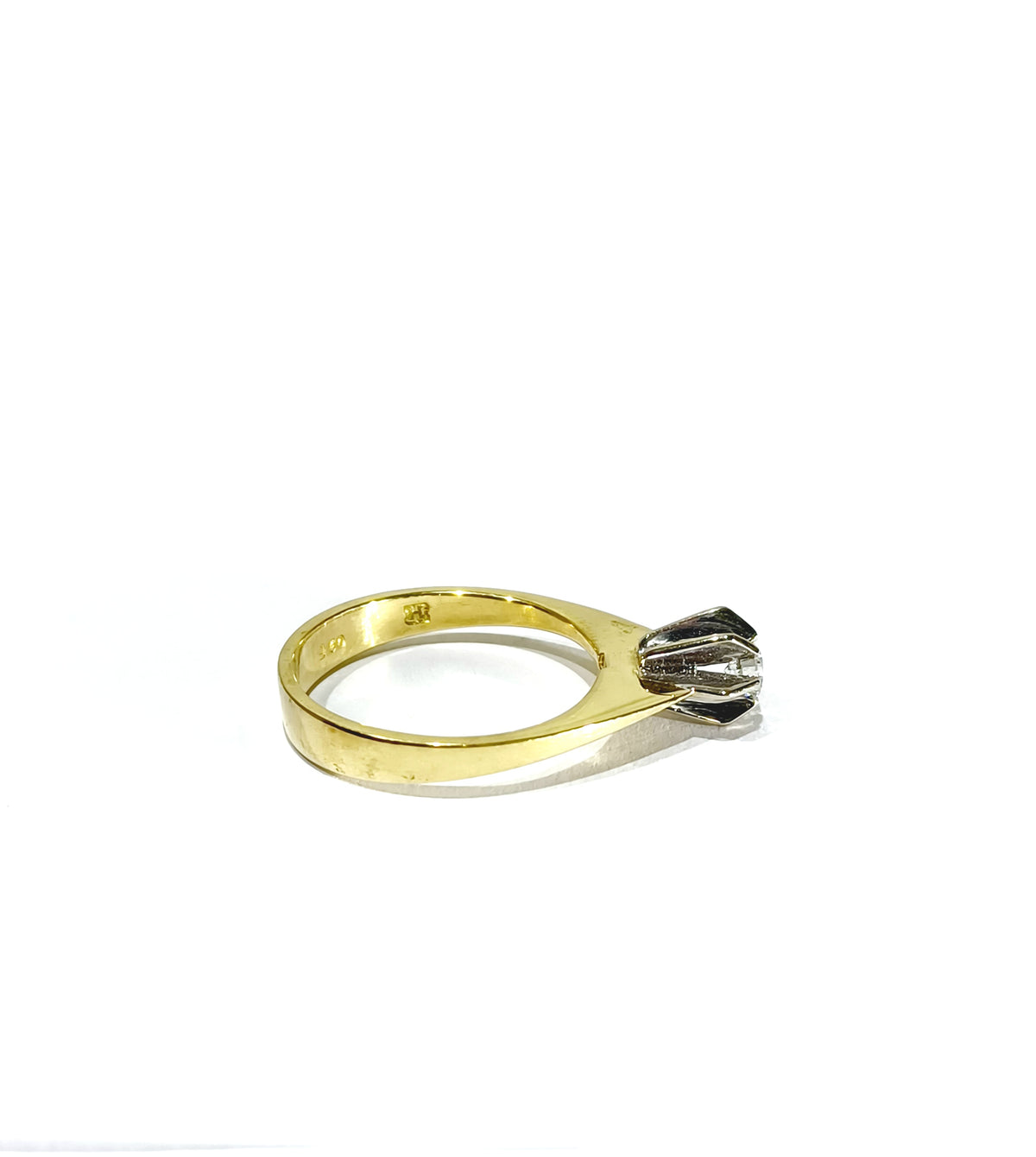 Bague Solitaire en or jaune et diamants
