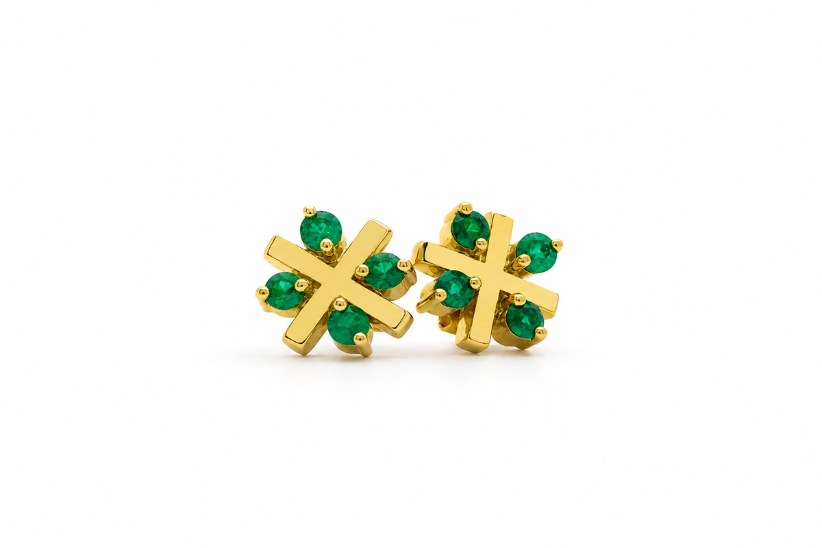 Boucles d'oreilles Puces en or jaune et émeraudes