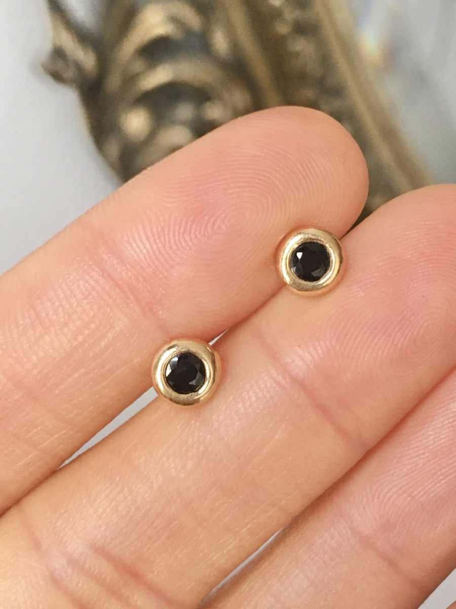 Boucles d'oreilles Puces en or jaune et saphirs