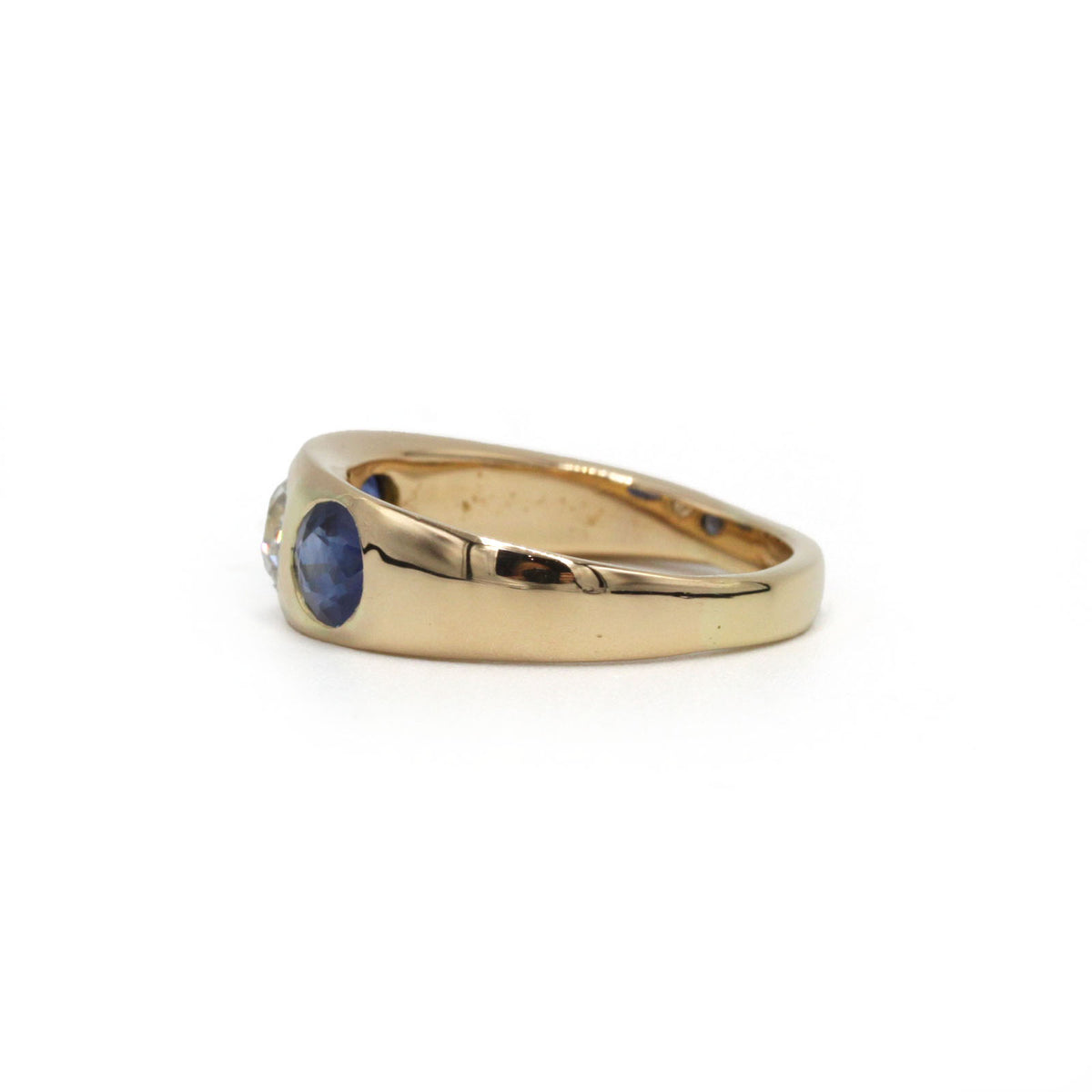 Bague Jonc en or jaune, saphirs et diamant