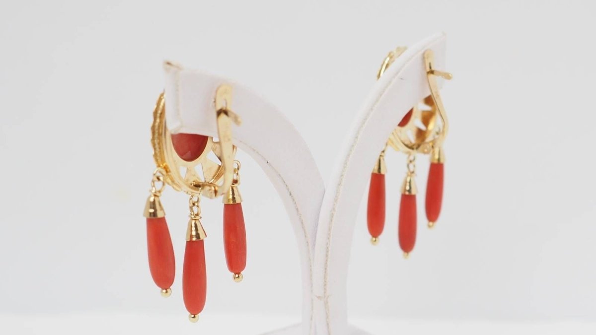 Boucles d'oreilles Pendantes en or jaune et corail