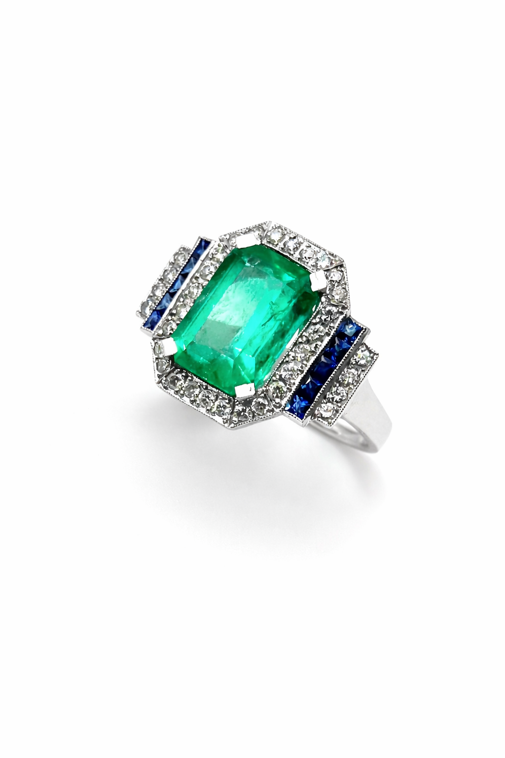 Bague Entourage en or blanc, émeraude, saphirs et diamants