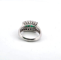 Bague en or blanc, émeraudes et diamants