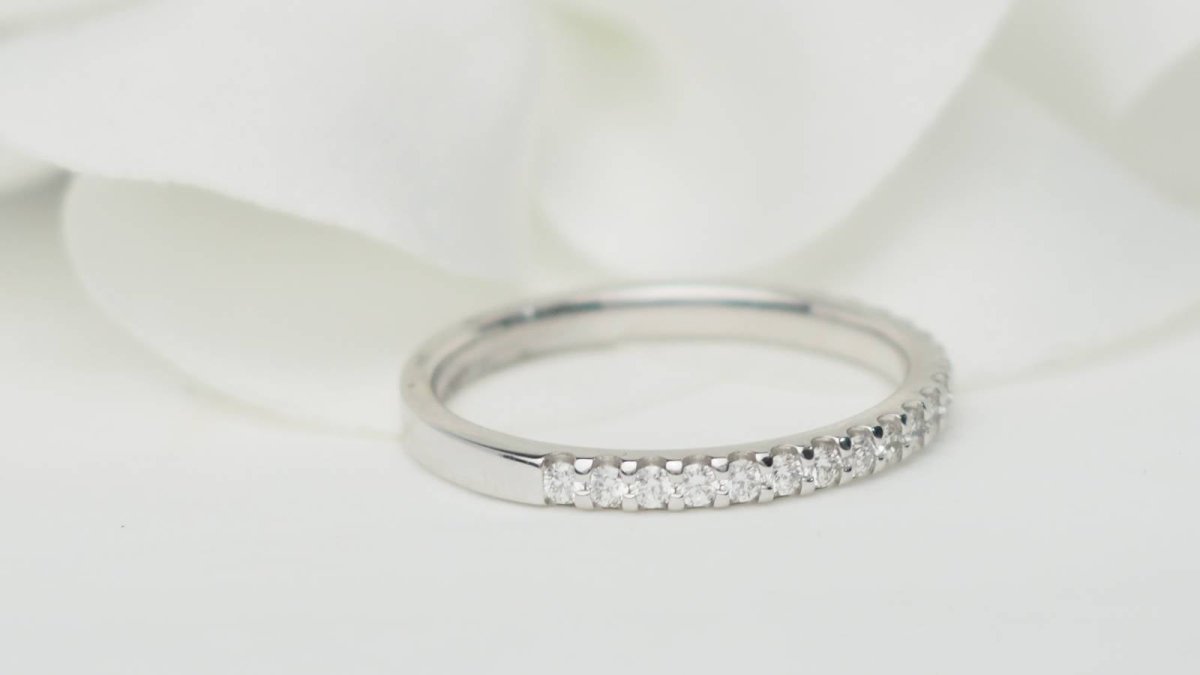 Demi alliance en or blanc et diamants 0.25ct - Castafiore