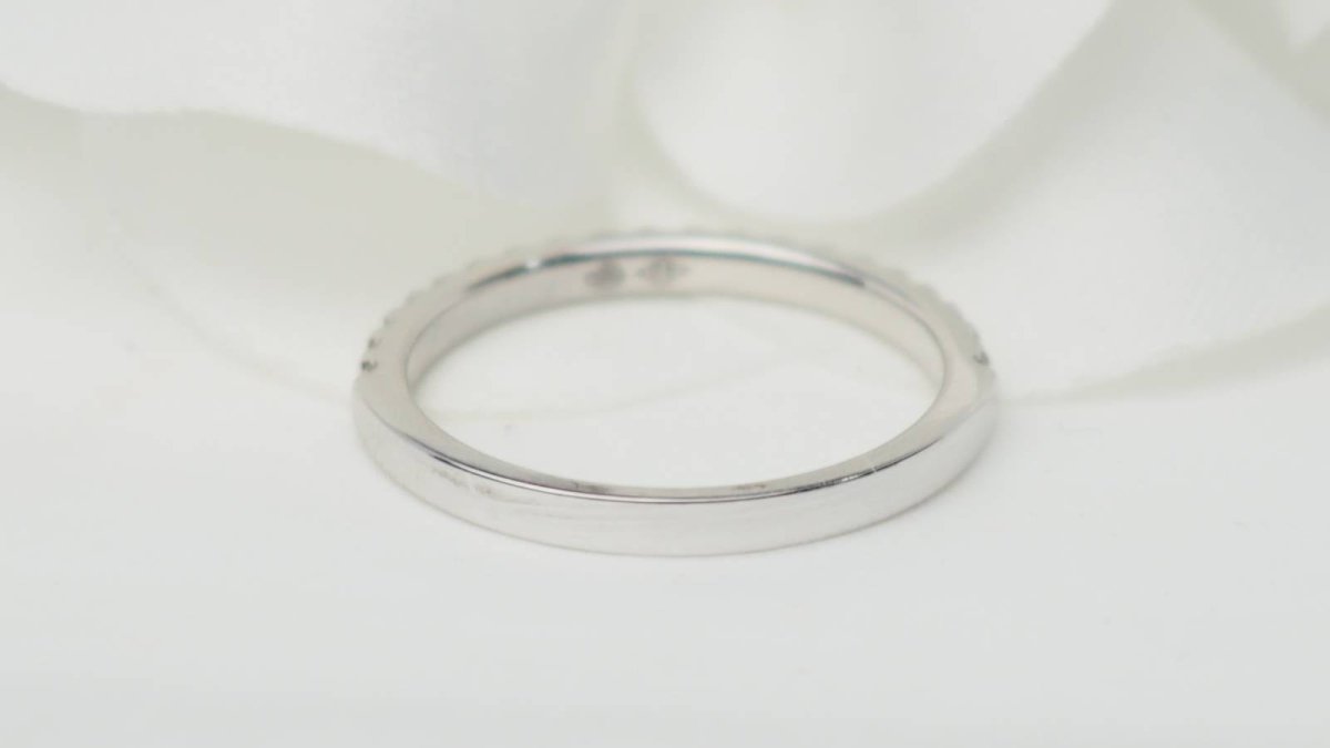 Demi alliance en or blanc et diamants 0.25ct - Castafiore