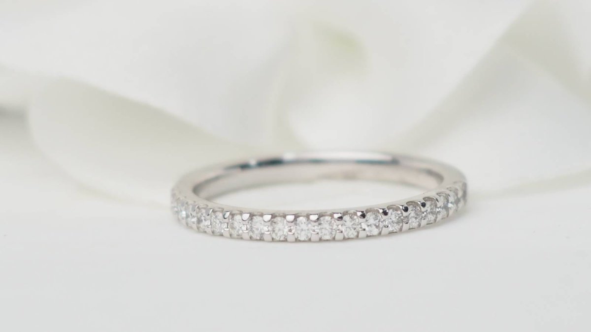 Demi alliance en or blanc et diamants 0.25ct - Castafiore