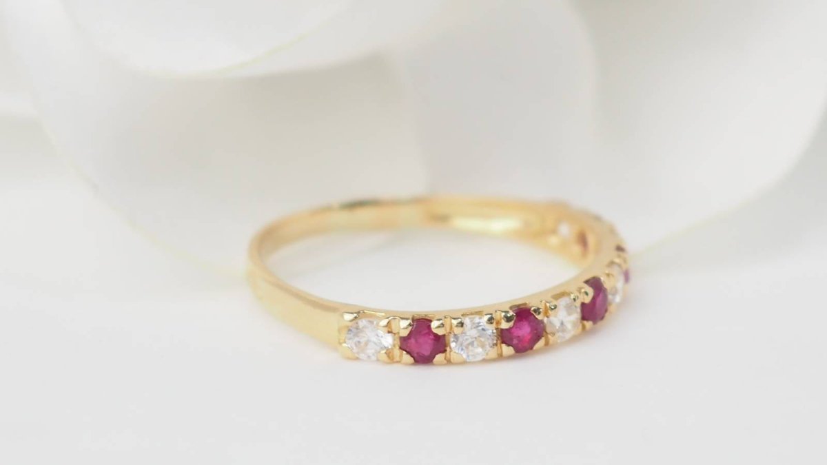 Demi alliance en or jaune, rubis et diamants - Castafiore