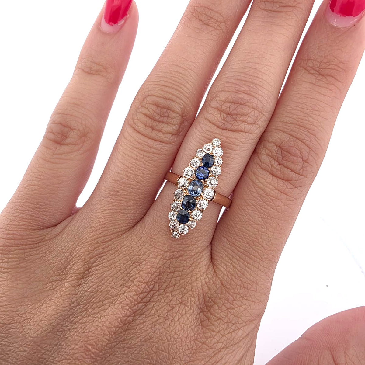 Bague Marquise en or jaune, saphirs et diamants