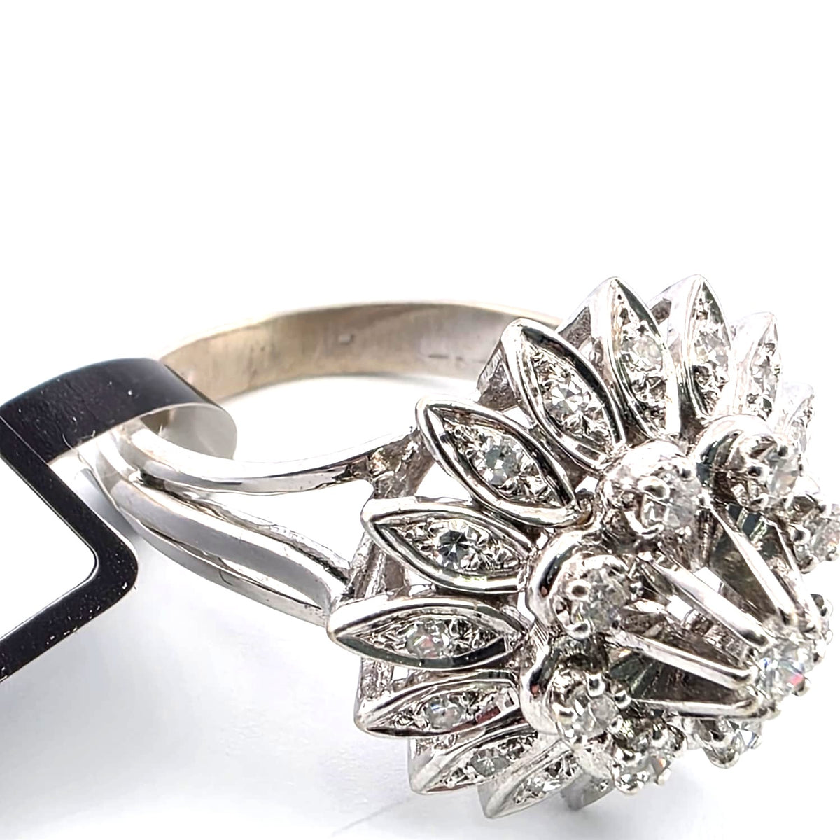Bague Marguerite en or blanc et diamants