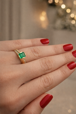 Bague Solitaire en or jaune, émeraude et diamants