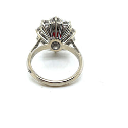 Bague Marguerite en or blanc, rubis et diamants