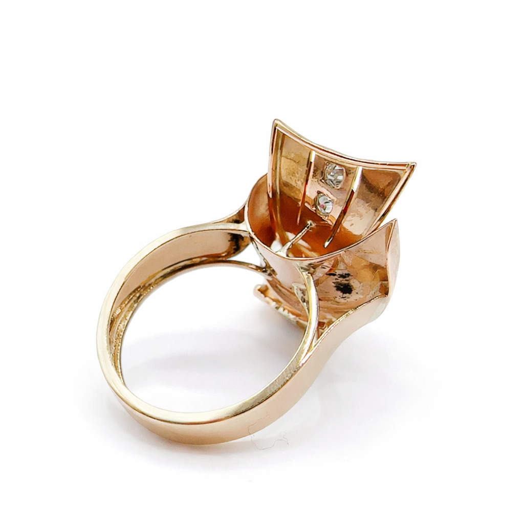 Bague en or jaune, rubis et diamants