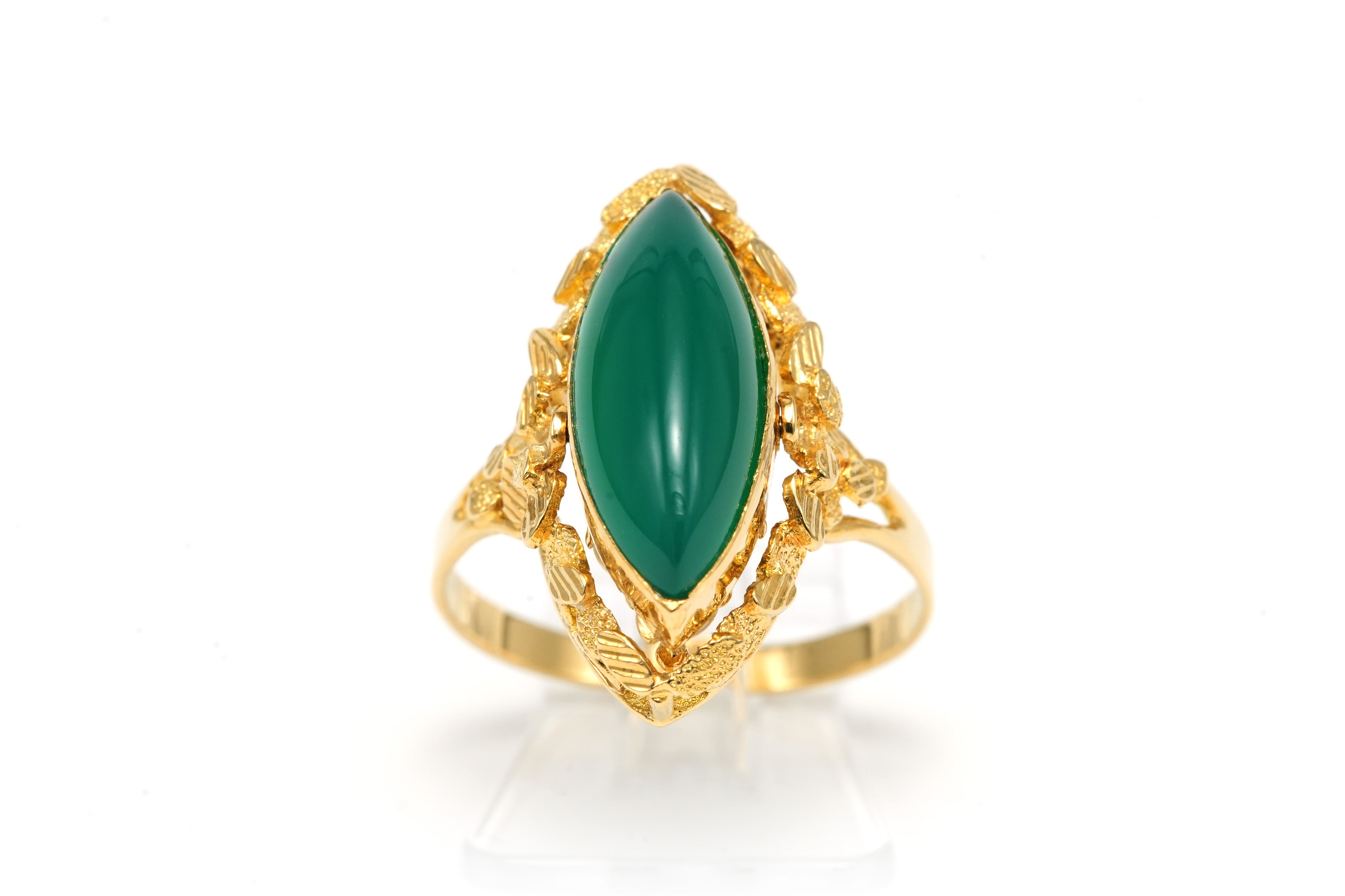 Bague Marquise en or jaune, chrysoprases et perles