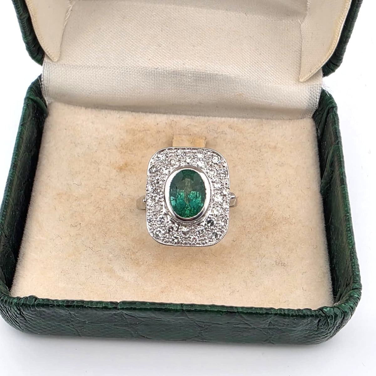 Bague Entourage en or blanc, émeraude et diamants