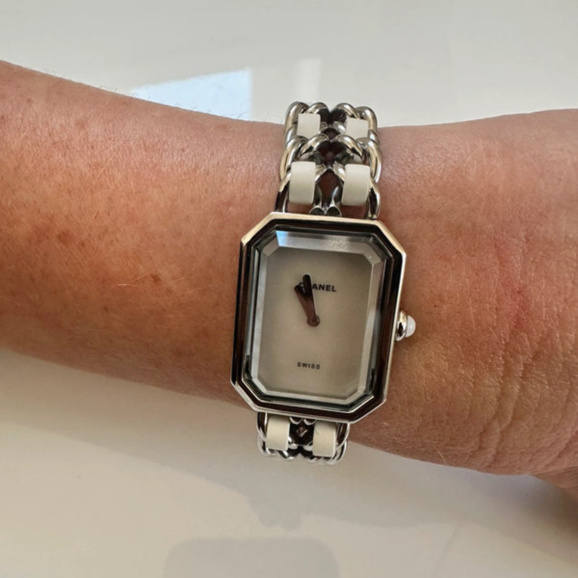 Montre CHANEL "Première" en acier, cuir, nacre et quartz
