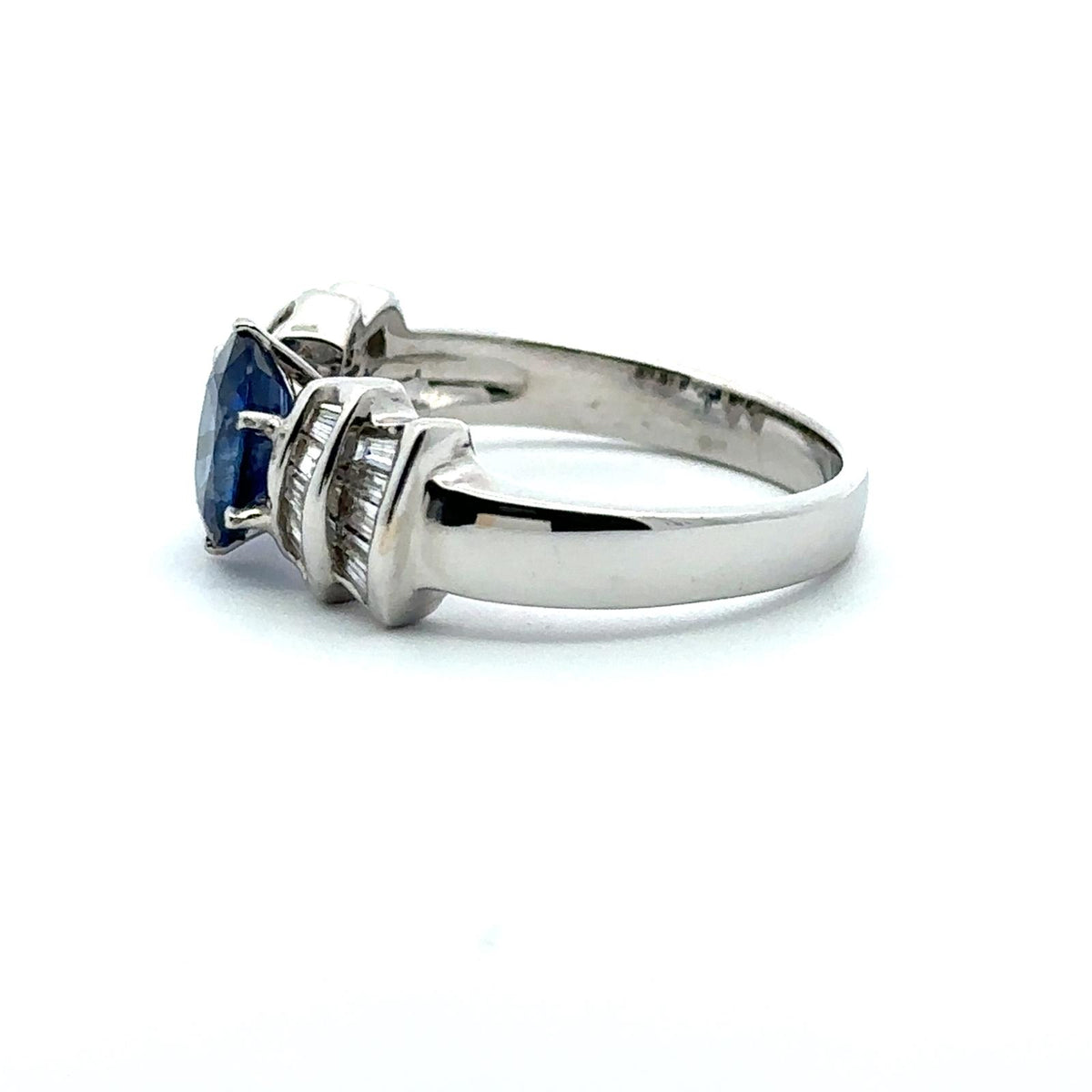 Bague en or blanc, saphir, et diamants