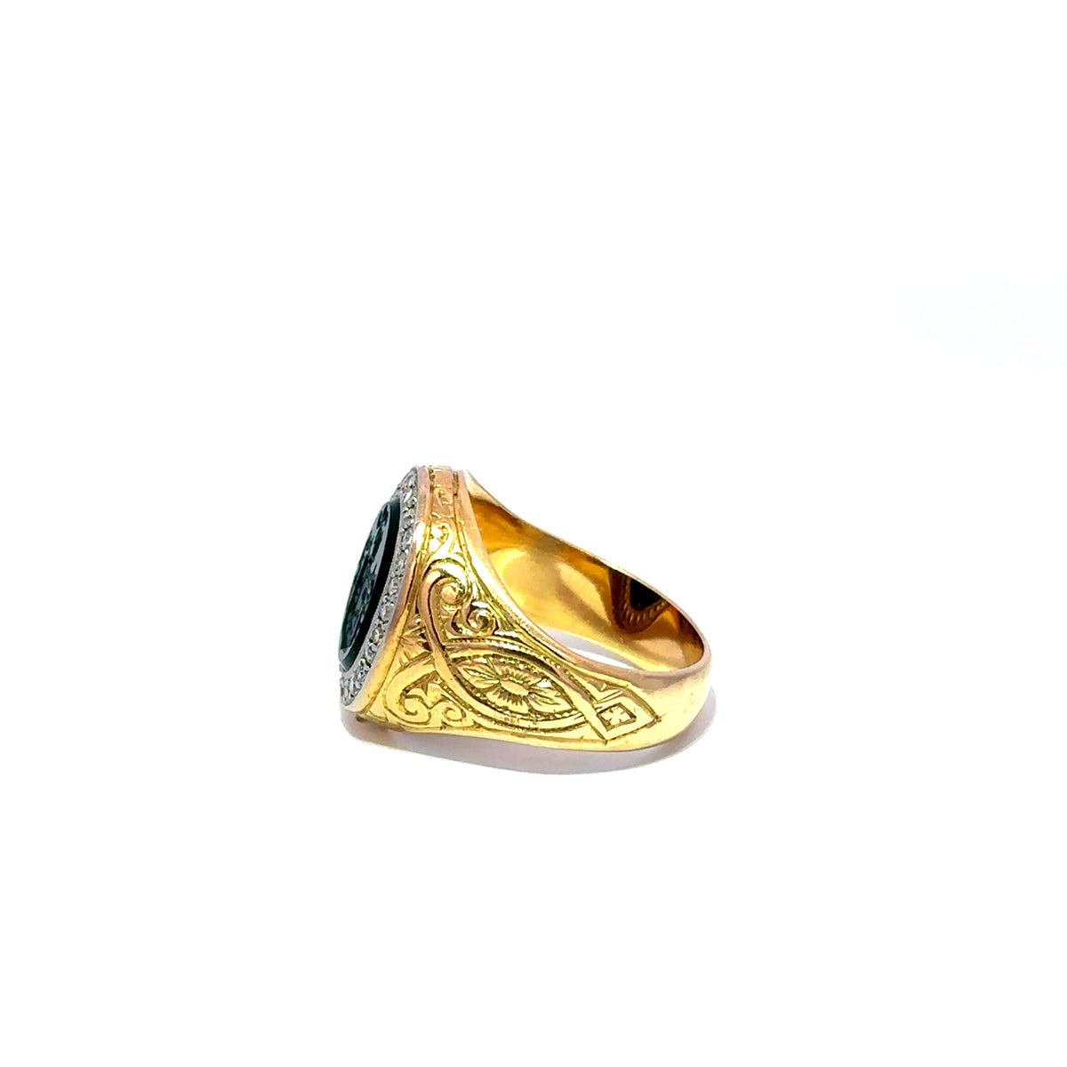 Bague Chevalière en or jaune, camée et diamants