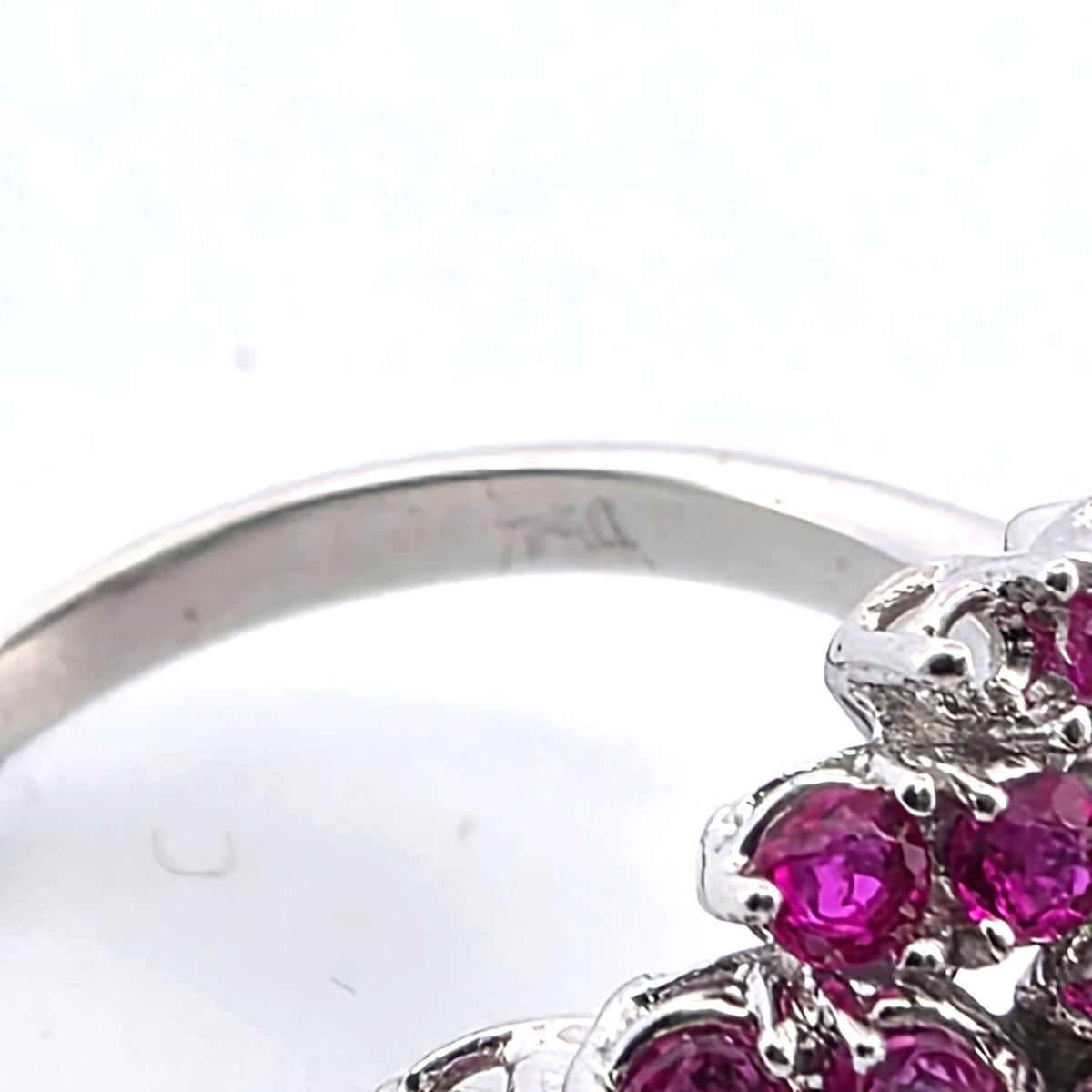 Bague Cocktail en or blanc, rubis et diamants