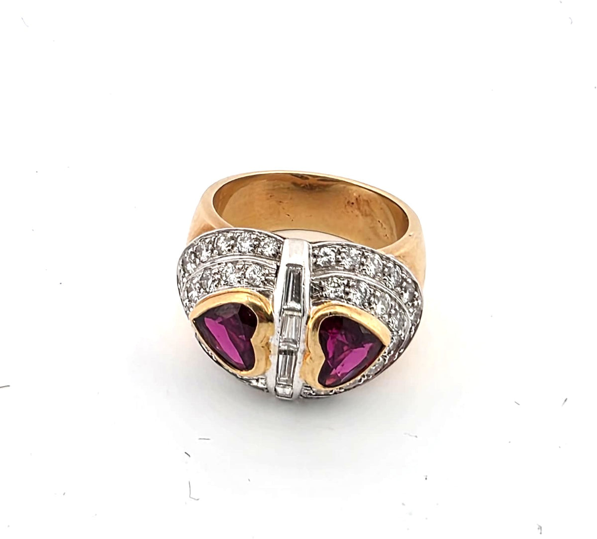 Bague Pavée en or jaune, rubis et diamants