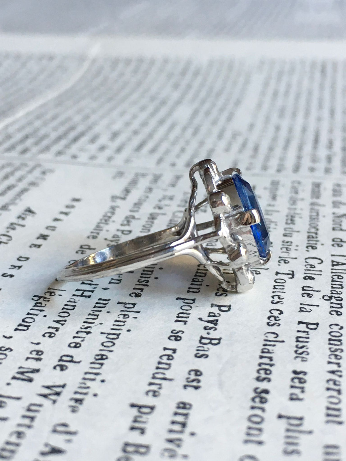 Bague Entourage en or blanc, platine, saphir et diamants
