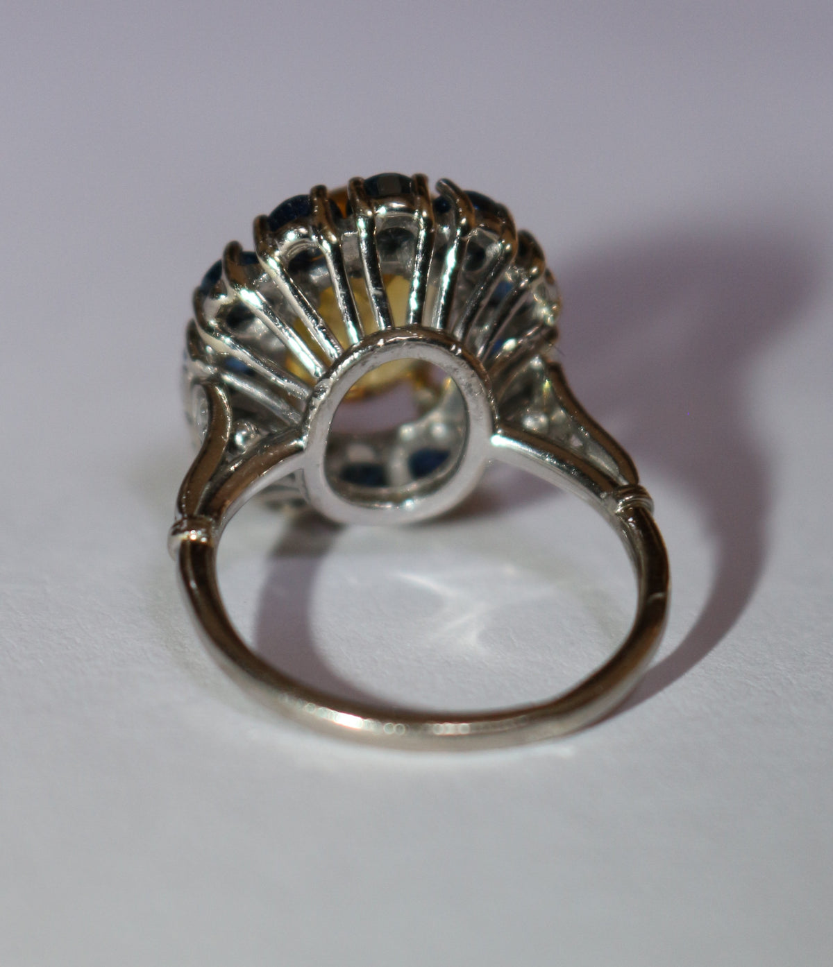 Bague Marguerite en or blanc, saphirs, et diamants