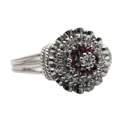 Bague Entourage en or blanc, rubis et diamants