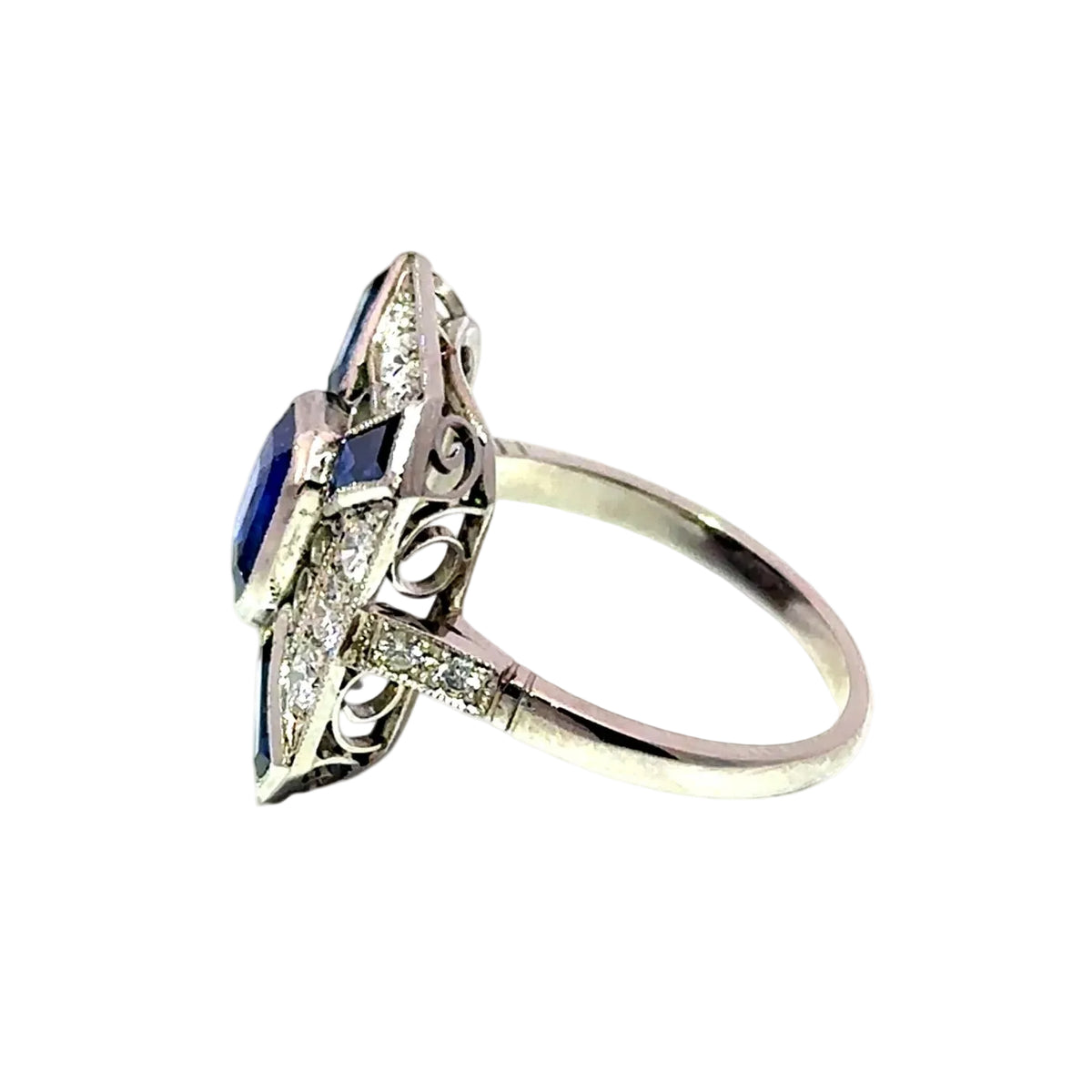 Bague Cocktail en platine, saphirs et diamants