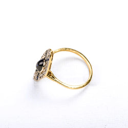 Bague marquise Art Déco en ors de couleurs, saphirs synthétiques et diamants