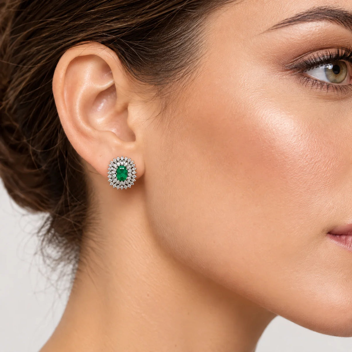 Boucles d'oreilles Clips en or blanc, émeraudes et diamants