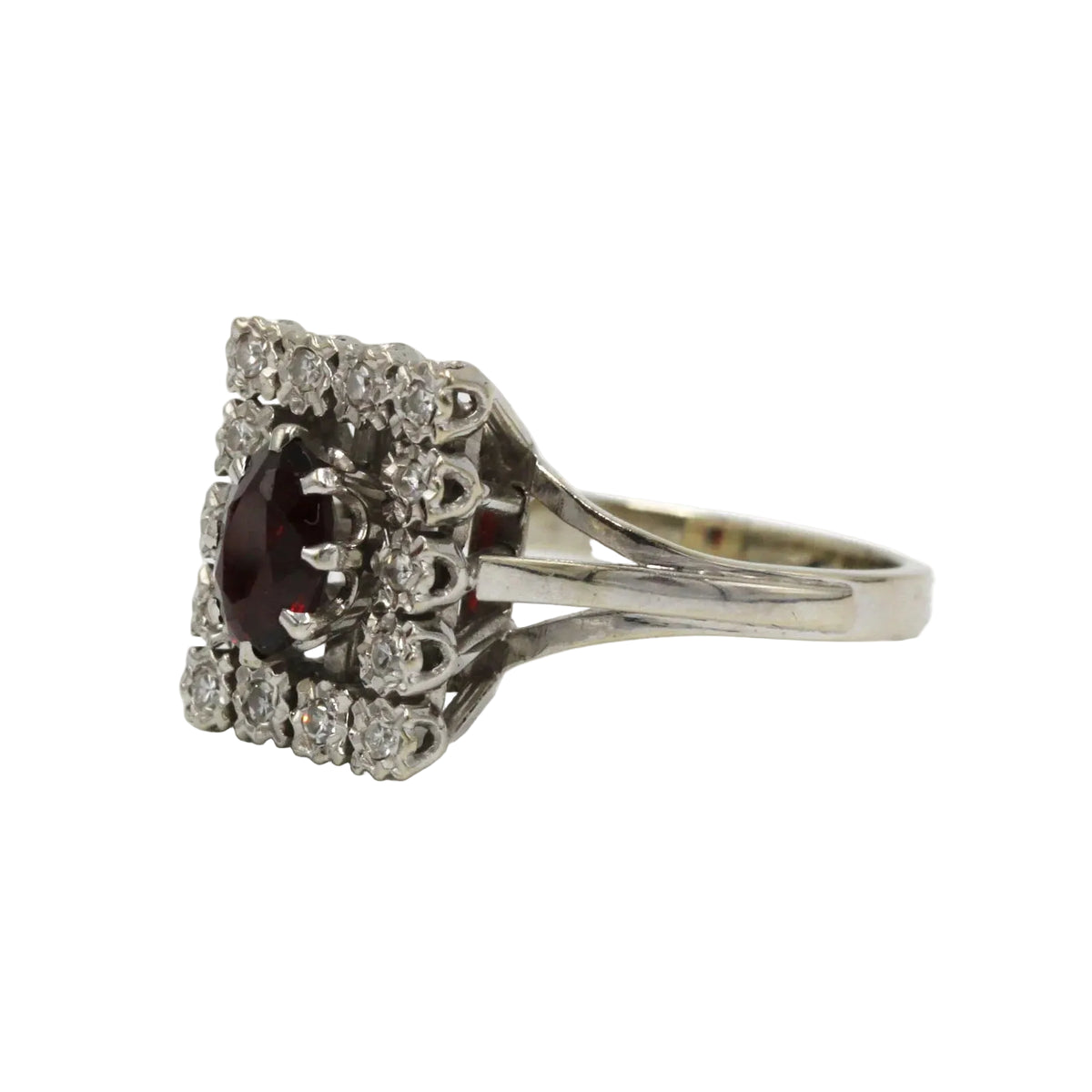 Bague Entourage en or blanc, grenat et diamants